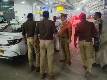 वाराणसी एयरपोर्ट पर सख्ती: जबरन सवारी बैठाने वाले 3 टैक्सी चालक गिरफ्तार, 40 वाहनों का चालान