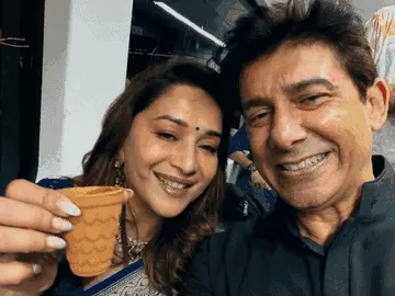 काशी पहुंचीं Madhuri Dixit: नमो घाट पर क्रूज राइड, गंगा आरती में किया दीपदान, कुल्हड़ चाय का लिया आनंद