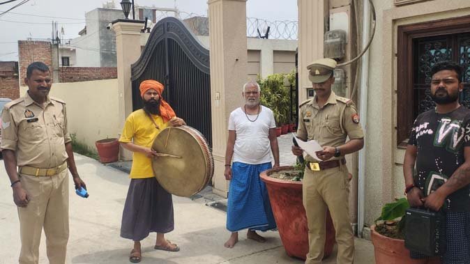 कोडीनयुक्त कफ सिरप तस्करी प्रकरण में फरार आरोपी के घर मुनादी, कोर्ट में पेश होने का निर्देश