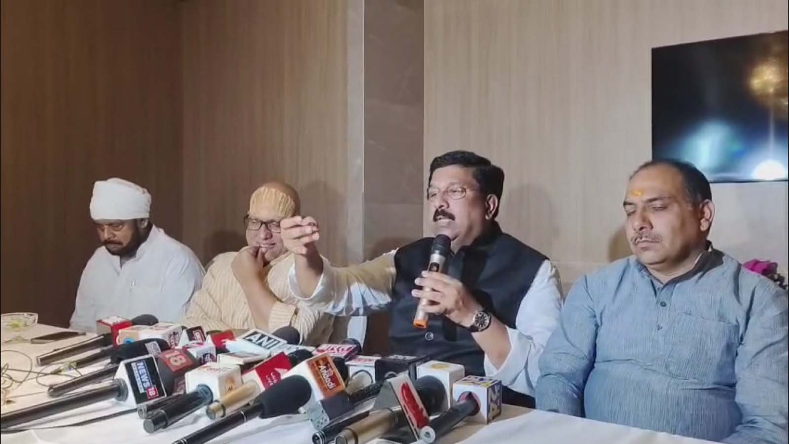 वाराणसी में नासिर हुसैन का केंद्र सरकार पर हमला, अडानी और निजीकरण पर उठाए सवाल