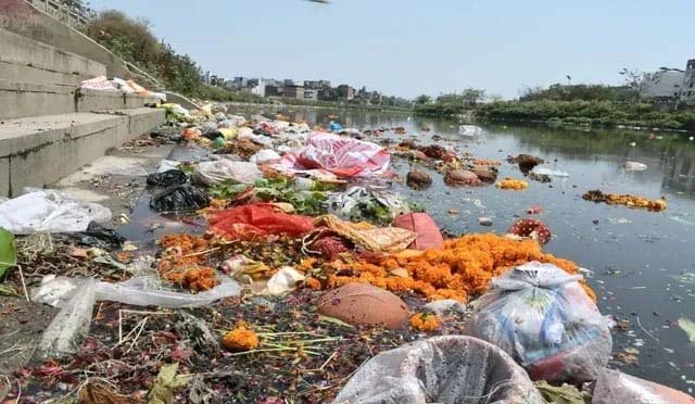 आस्था के नाम पर वरुणा नदी का घुटता दम