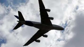 लैंडिंग से पहले फ्लाइट में हड़कंप: यात्री ने इमरजेंसी गेट खोलने की कोशिश, पायलट की सूझबूझ से टला बड़ा हादसा