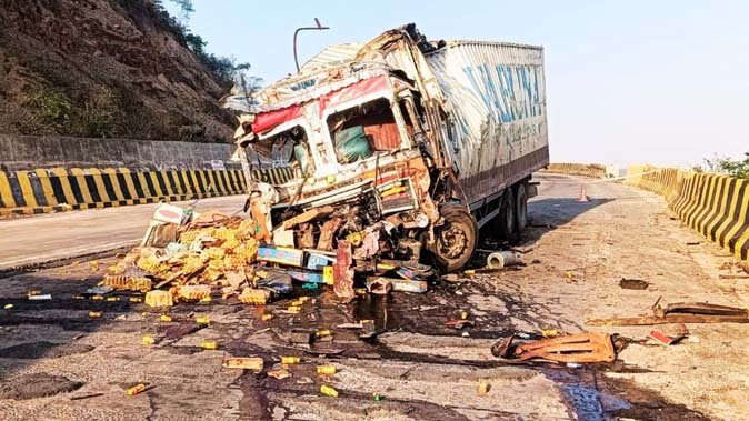 मिर्जापुर हाईवे पर दर्दनाक दुर्घटना: अनियंत्रित कंटेनर की टक्कर से दो चालकों की मौत