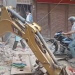 ईद के बाद दालमंडी में फिर चला बुलडोज़र, 30 मकान ध्वस्त, सुरक्षा चाक-चौबंद