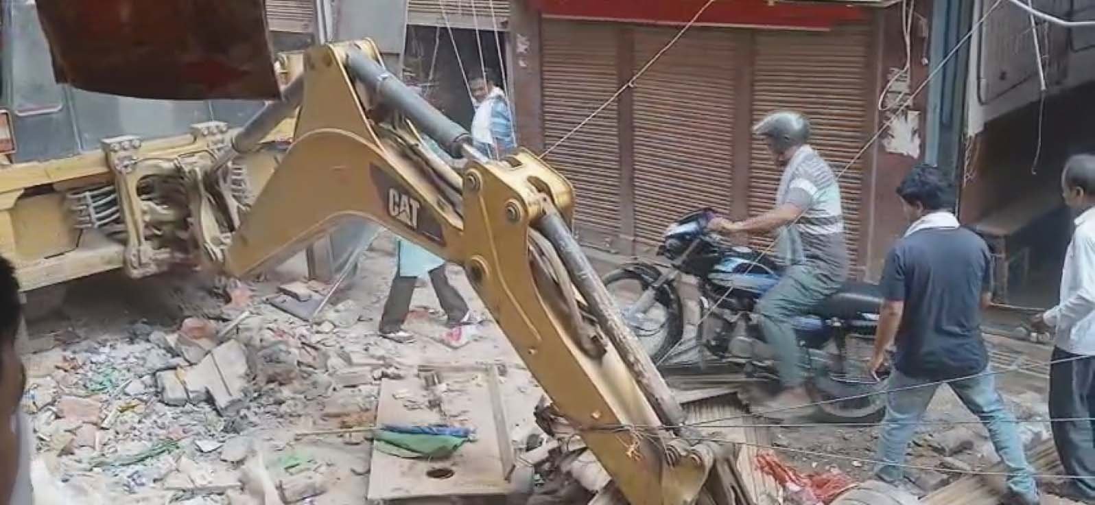 ईद के बाद दालमंडी में फिर चला बुलडोज़र, 30 मकान ध्वस्त, सुरक्षा चाक-चौबंद