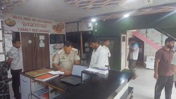 देवबंद में होटल पर बाइक सवार युवकों ने ताबड़तोड़ फायरिंग, शीशे चकनाचूर