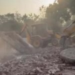 सीतापुर में 12 साल पुरानी अवैध मस्जिद तड़के 3 बजे बुलडोजर से ढहाई, प्रशासन ने कब्जा हटाया