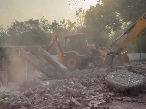 सीतापुर में 12 साल पुरानी अवैध मस्जिद तड़के 3 बजे बुलडोजर से ढहाई, प्रशासन ने कब्जा हटाया