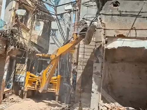 दालमंडी में तीसरे दिन भी बुलडोजर कार्रवाई जारी, विरोध के बीच सड़क चौड़ीकरण प्रोजेक्ट तेज