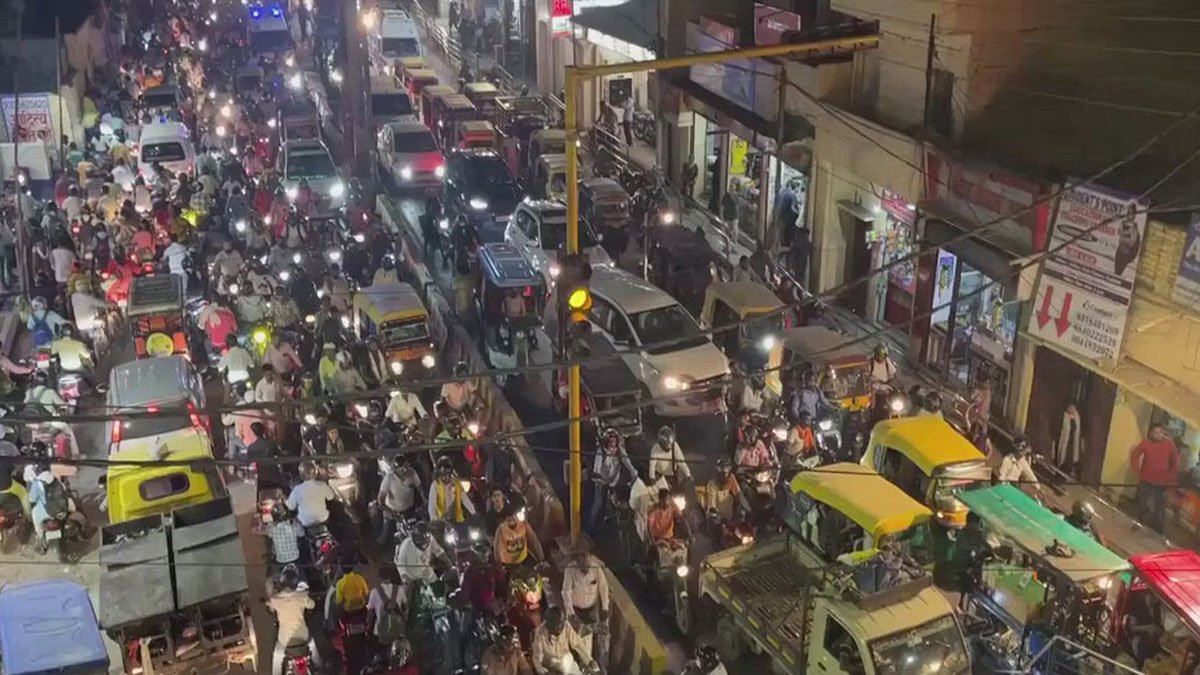 काशी में अचानक उमड़ी भीड़, शहर के कई इलाके जाम से बेहाल; आरती के समय पुलिस के छूटे पसीने