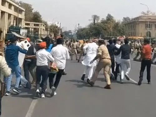 गैस सिलेंडर की कमी पर हंगामा: छात्रों का प्रदर्शन, कपड़े उतारकर नारेबाजी, पुलिस ने दौड़ाकर पकड़ा