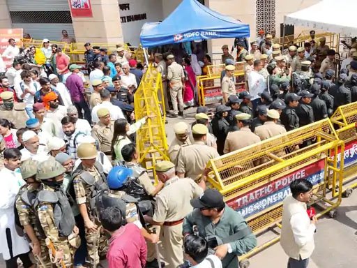 48 घंटे के हाईअलर्ट में बनारस: दो शिफ्ट में अदा हुई अलविदा की नमाज, ईद शनिवार को