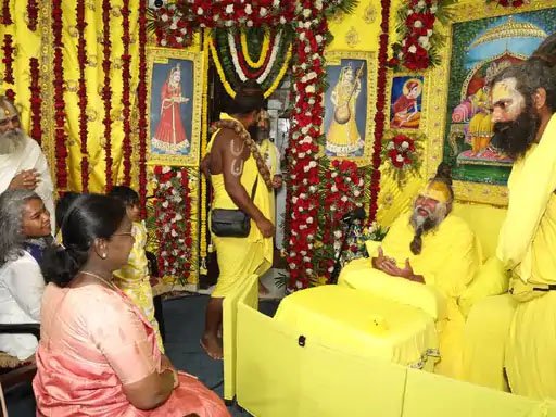 राष्ट्रपति मुर्मू ने वृंदावन में संत प्रेमानंद से की मुलाकात, आध्यात्मिक चर्चा के बाद कैंसर यूनिट का किया उद्घाटन