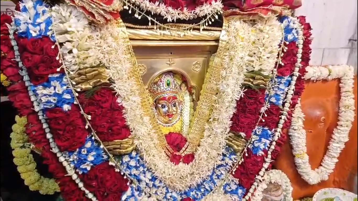 काशी में उमड़ा आस्था का सैलाब, माँ चंद्रघंटा के दरबार में भक्तों की भारी भीड़