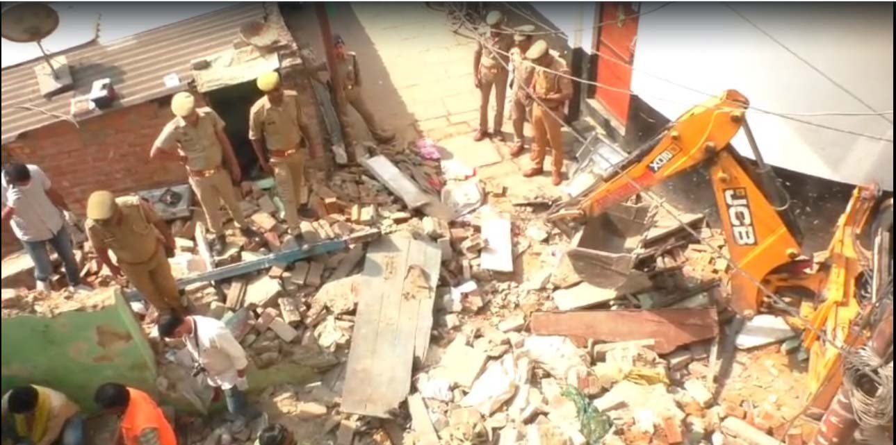 वाराणसी में सिलेंडर ब्लास्ट से मकान ध्वस्त, दो सगे भाई-बहन की मौत, मां समेत दो घायल