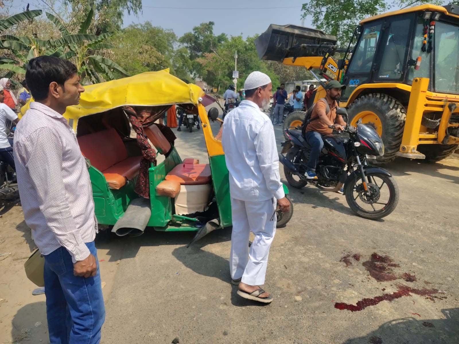 अनियंत्रित लोडिंग ऑटो पलटा, चालक घायल