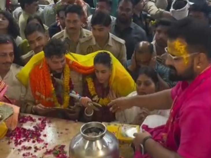 वृंदावन में क्रिकेटर कुलदीप यादव ने पत्नी संग किए ठाकुर बांके बिहारी के दर्शन