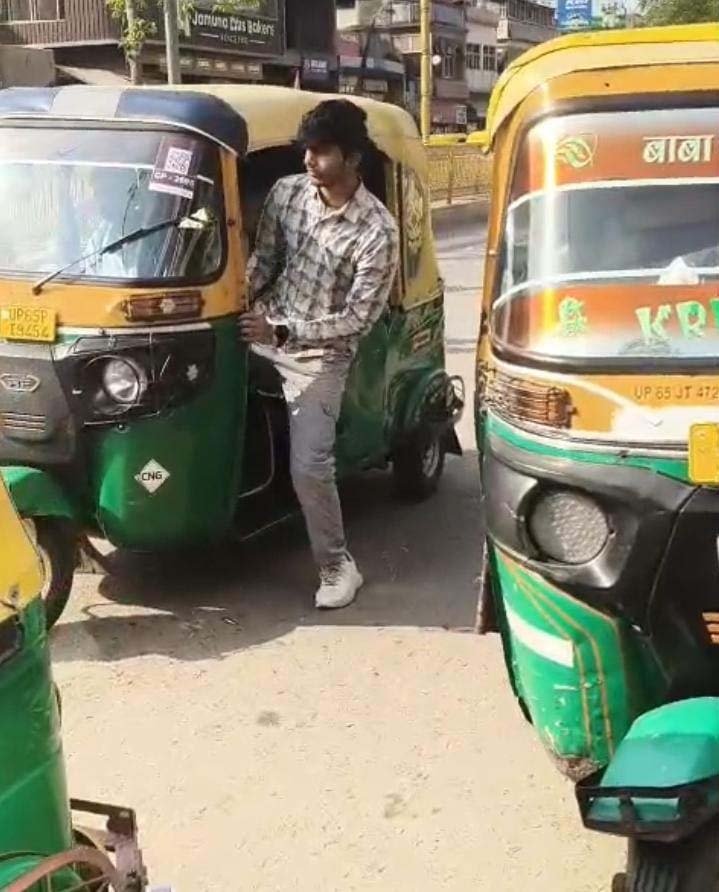 लंका चौराहे पर जारी है ऑटो चालकों की मनमानी