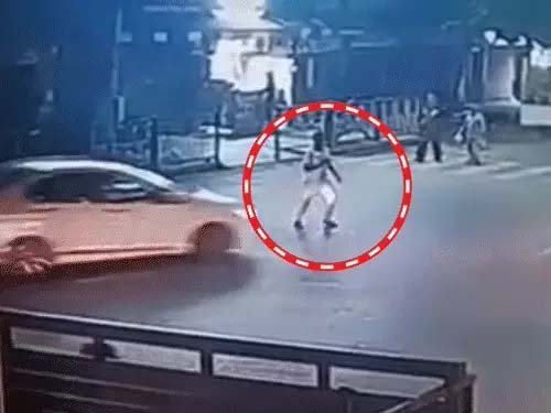 वाराणसी में तेज रफ्तार कार ने 4 लोगों को उड़ाया, 5 फीट दूर जा गिरा युवक… टक्कर के बाद ड्राइवर फरार