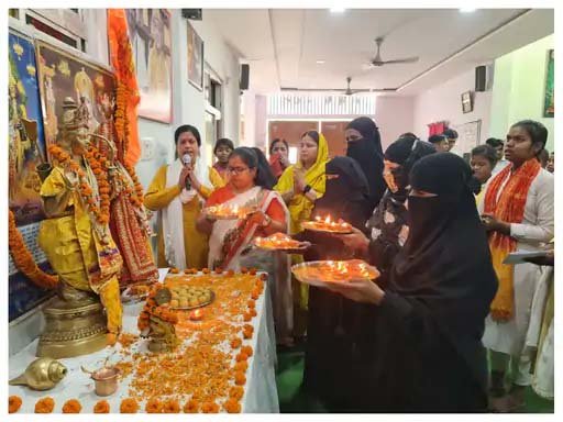 काशी में मुस्लिम महिलाओं ने रामनवमी पर भव्य आरती कर शांति का दिया संदेश