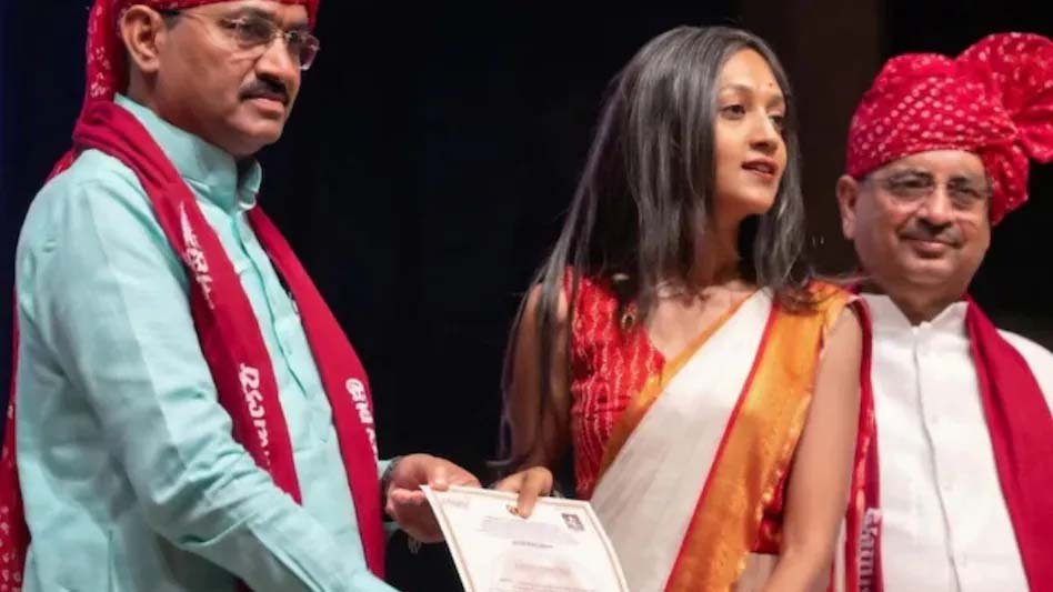 “बेइज्जती करके इज्जत देने का शुक्रिया!” – जयपुर दीक्षांत समारोह में छात्रा का तंज, वीडियो वायरल