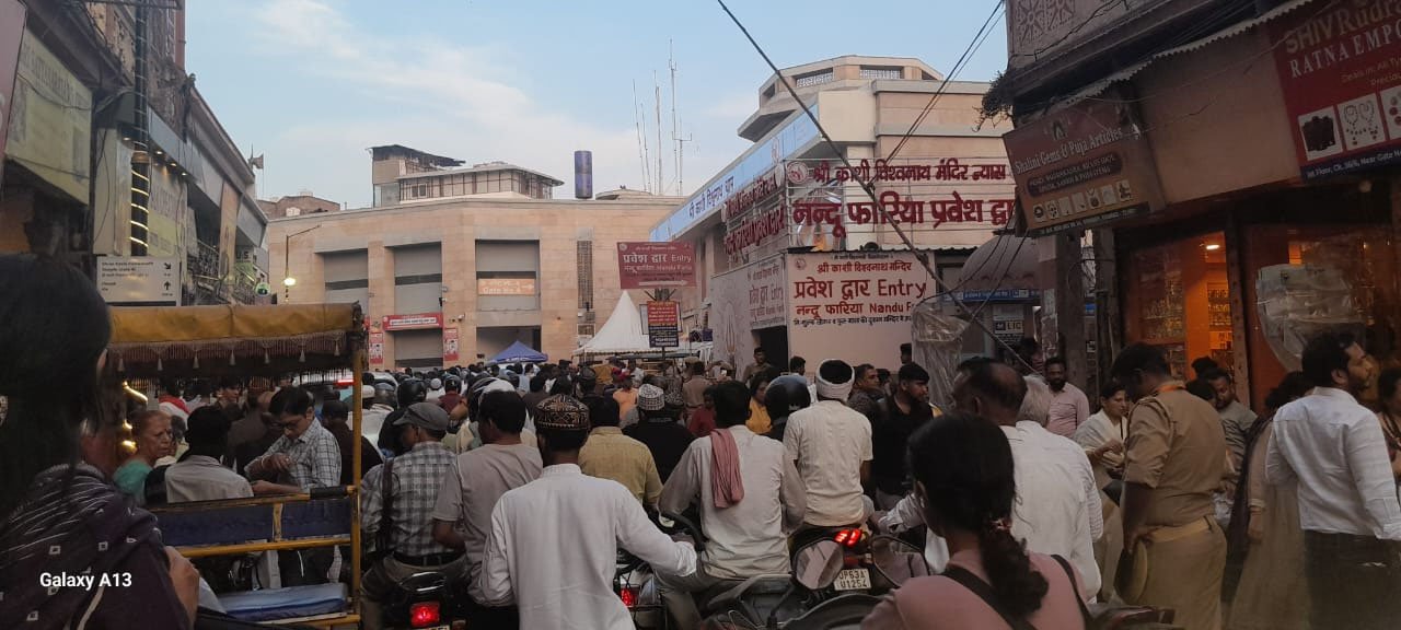 इस मोड़ से जाते हैं कुछ सुस्त कदम रस्ते..