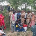 वाराणसी में दर्दनाक हादसा: ट्रैक्टर-ट्रॉली गड्ढे में पलटी, एक मजदूर की मौत, दर्जनभर घायल