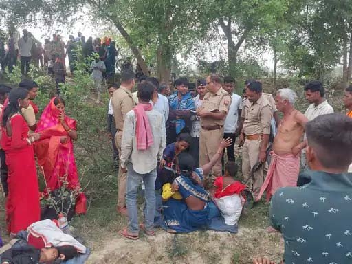 वाराणसी में दर्दनाक हादसा: ट्रैक्टर-ट्रॉली गड्ढे में पलटी, एक मजदूर की मौत, दर्जनभर घायल