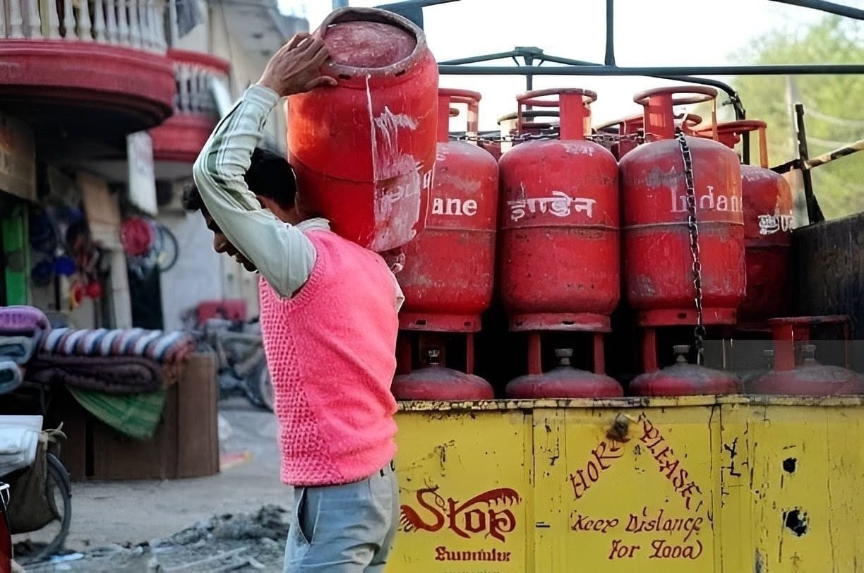 गैस किल्लत के शोर में बनारस में शुरू हुआ ब्लैक का खेल
