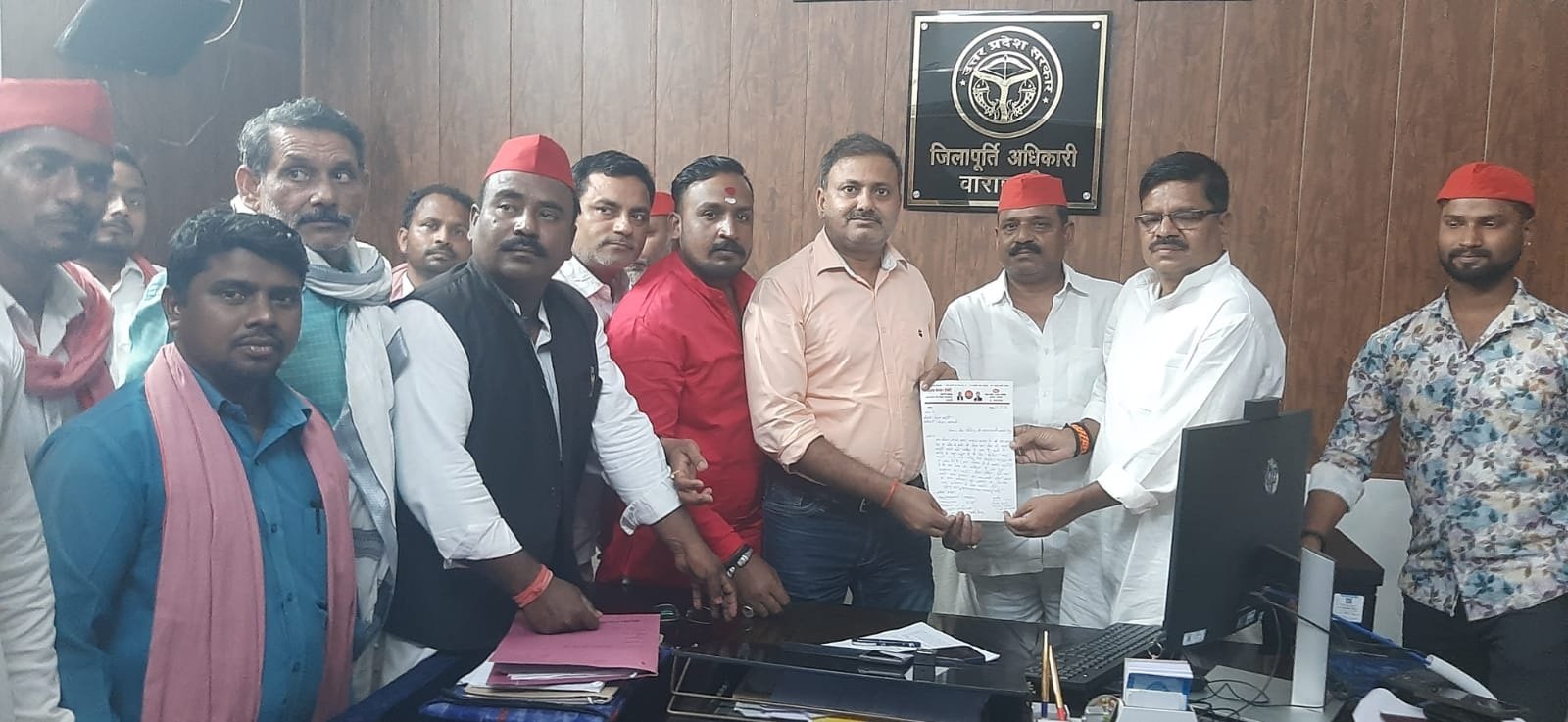 ब्लैक मार्केटिंग के विरोध में सपाइयों का जिला आपूर्ति कार्यालय पर हल्ला बोल