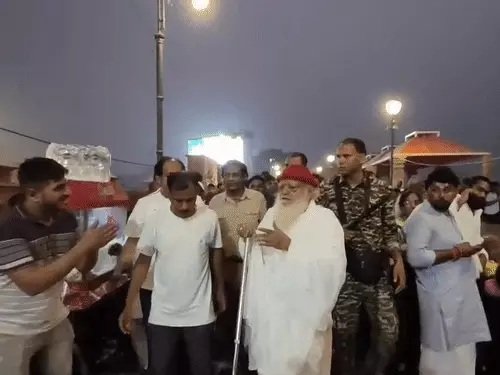 रेप केस में सजायाफ्ता आसाराम ने अयोध्या में किए रामलला के दर्शन, VIP गेट से मिला प्रवेश; 10 मिनट तक निहारी रामलला की मोहिनी सूरत