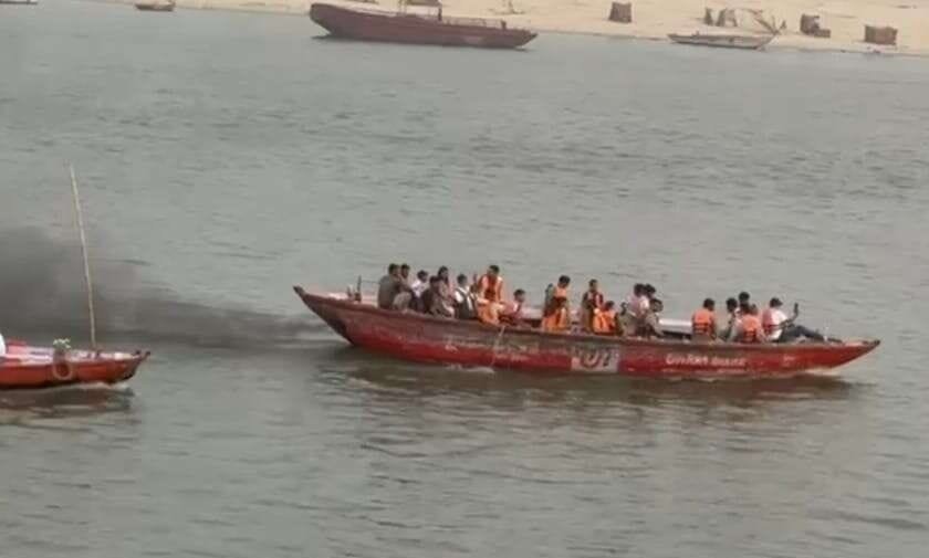 गंगा की निर्मलता पर भारी पड़ रहा नावों का काला धुआं