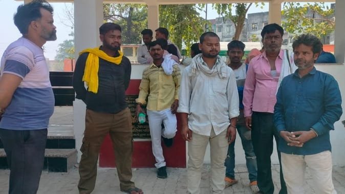 इटावा में सनसनी: जीजा ने नाबालिग मौसेरी साली को बहलाकर भगाया, शादी का दावा कर इंस्टाग्राम पर डाली फोटो… घरवालों के पहुंचते ही ईंट से कूचकर कर दी हत्या