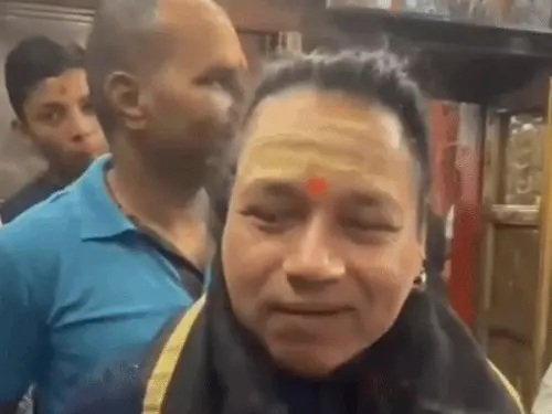 काशी की आध्यात्मिक धरा पर झूमे सुर- कैलाश खेर ने बाबा के दरबार में टेका माथा