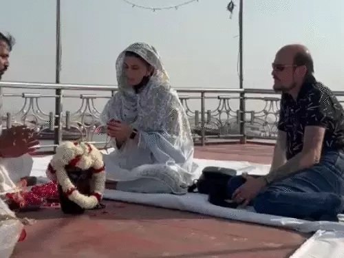 काशी में मां को अंतिम विदाई देने पहुंचीं अभिनेत्री जैकलिन फर्नांडिस, गंगा में किया अस्थि विसर्जन