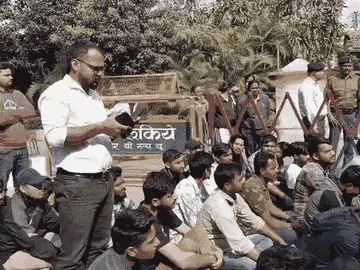 बीएचयू में छात्र की मौत पर बवाल: वीसी आवास के बाहर प्रदर्शन, मुआवजे और कार्रवाई की मांग