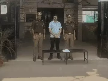 अलीगढ़ में होली के चंदे को लेकर बवाल: भाजपा नेता के बेटे की फायरिंग, नेता ने पड़ोसी पर तानी पिस्टल; गिरफ्तार