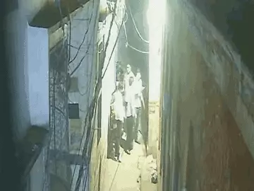 वाराणसी में हिस्ट्रीशीटर के घर ताबड़तोड़ फायरिंग: 8 राउंड गोलियां चलीं, CCTV में कैद वारदात; 5 पर केस