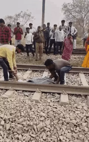 वाराणसी में 3 साल की बेटी संग महिला ने ट्रेन के आगे कूदकर दी जान, पति की आंखों के सामने हुआ दर्दनाक हादसा