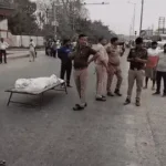 क्रिकेट देखने गए युवक का शराब ठेके के पास मिला शव: परिजनों ने जताई हत्या की आशंका, सड़क पर शव रखकर किया हंगामा