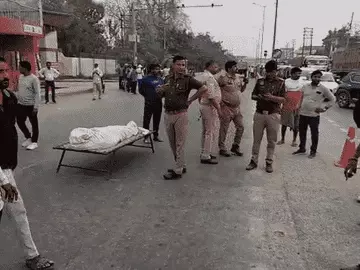 क्रिकेट देखने गए युवक का शराब ठेके के पास मिला शव: परिजनों ने जताई हत्या की आशंका, सड़क पर शव रखकर किया हंगामा