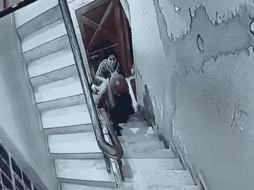 वाराणसी में सीढ़ियों से खींचकर युवक की पिटाई, CCTV में कैद हुई घटना; तहरीर पर तीन लोगों के खिलाफ केस दर्ज