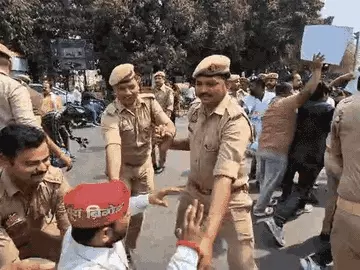 यूपी में गैस को लेकर हंगामा: सड़क पर उतरे सपा कार्यकर्ता, पुलिस ने हिरासत में लिया