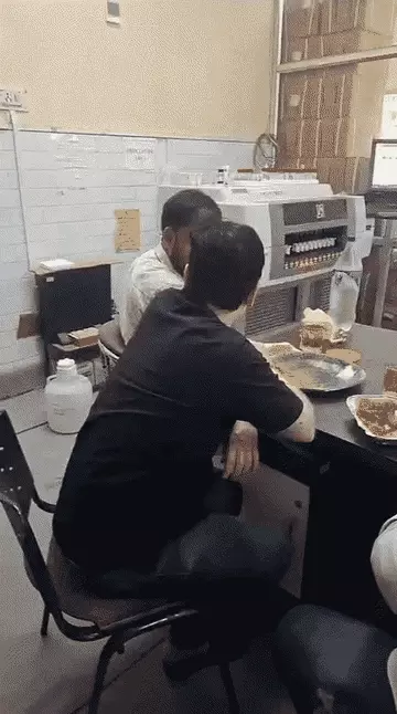 वाराणसी जिला अस्पताल की पैथोलॉजी में शराब पार्टी! लैब के अंदर जाम और सिगरेट, VIDEO वायरल