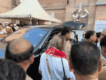 Sri Sri Ravi Shankar ने काशी विश्वनाथ धाम में किया दर्शन-पूजन, विश्व शांति के लिए की प्रार्थना