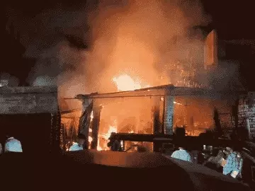 वाराणसी में कृषि उपकरण के गोदाम में भीषण आग, लाखों का नुकसान