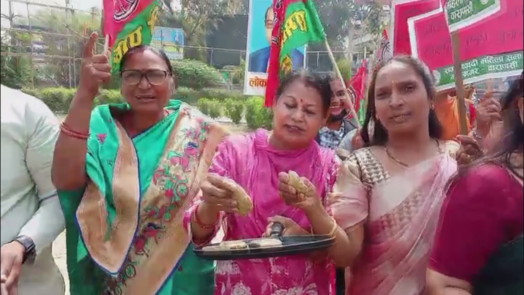 वाराणसी में गैस संकट पर सपा महिला सभा का प्रदर्शन: खाली सिलेंडर-बर्तन लेकर सड़कों पर उतरीं महिलाएं