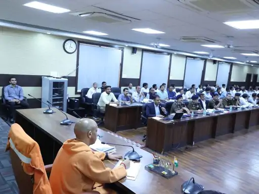 काशी दौरे पर सीएम सख्त: विश्वनाथ धाम में श्रद्धालुओं से अभद्रता पर जताई नाराजगी, पुलिस को दी नसीहत