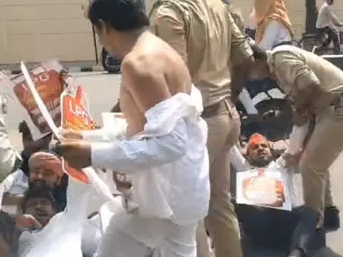 गैस सिलेंडर की कमी पर हंगामा: छात्रों का प्रदर्शन, कपड़े उतारकर नारेबाजी, पुलिस ने दौड़ाकर पकड़ा