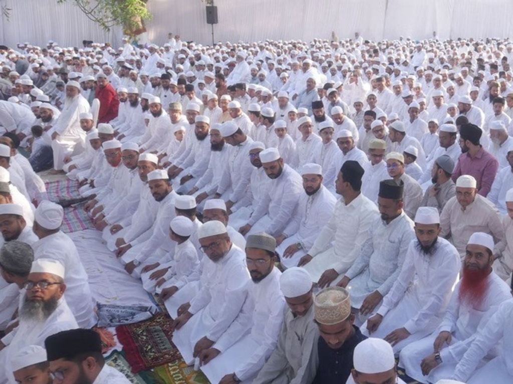 48 घंटे के हाईअलर्ट में बनारस: दो शिफ्ट में अदा हुई अलविदा की नमाज, ईद शनिवार को